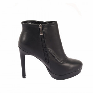 Botine Lindsay Black - Botine din piele ecologică cu toc subțire de 12 cm, interior căptușit cu închidere cu fermoar pe lateral, de asemenea dispune și de un buton decorativ - Deppo.ro