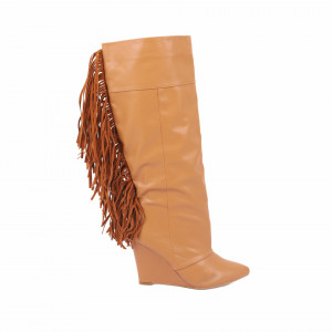 Cizme Cloe Camel - Cizme pentru dame din piele ecologică lăcuită cu un design abstract, decorate cu franjuri pe lungimea gambei - Deppo.ro