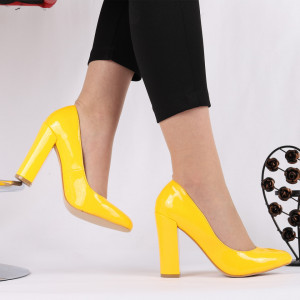 Pantofi cu toc cod 383210 Galbeni - Pantofi din piele ecologică lăcuită cu toc gros și vârf rotund , foarte confortabili potriviți pentru birou sau evenimente speciale. - Deppo.ro