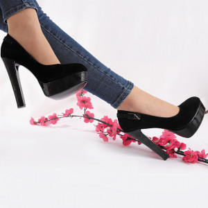 Pantofi Cu Toc Cod R1150 Negri - Pantofi cu toc din piele ecologică întoarsă
Model decorativ cu ștrasuri
Fii în pas cu moda şi străluceşte la următoarea petrecere. - Deppo.ro