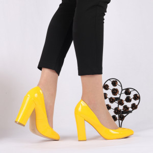 Pantofi cu toc cod 383210 Galbeni - Pantofi din piele ecologică lăcuită cu toc gros și vârf rotund , foarte confortabili potriviți pentru birou sau evenimente speciale. - Deppo.ro