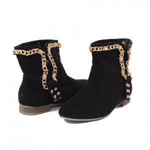 Botine cod 3B09012 Negre - Botine din piele ecologică întoarsă , cu un lanț decorativ și cu închidere cu fermoar pe lateral - Deppo.ro