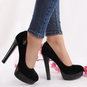 Pantofi Cu Toc Cod R1150 Negri - Pantofi cu toc din piele ecologică întoarsă
Model decorativ cu ștrasuri
Fii în pas cu moda şi străluceşte la următoarea petrecere. - Deppo.ro