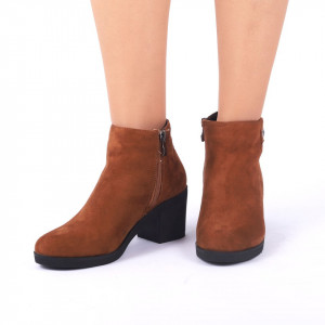 Botine Troia Maro - Botine din piele ecologică întoarsă cu interior ușor îmblănit şi închidere prin fermoar, toc de 7 cm - Deppo.ro