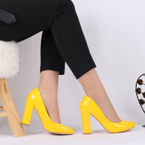 Pantofi cu toc cod 383210 Galbeni - Pantofi din piele ecologică lăcuită cu toc gros și vârf rotund , foarte confortabili potriviți pentru birou sau evenimente speciale. - Deppo.ro
