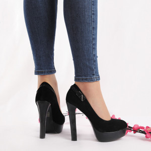 Pantofi Cu Toc Cod R1150 Negri - Pantofi cu toc din piele ecologică întoarsă
Model decorativ cu ștrasuri
Fii în pas cu moda şi străluceşte la următoarea petrecere. - Deppo.ro
