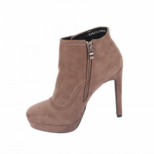 Botine Lindsay Camel - Botine din piele ecologică cu toc subțire de 12 cm, interior căptușit cu închidere cu fermoar pe lateral, de asemenea dispune și de un buton decorativ - Deppo.ro