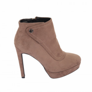 Botine Lindsay Camel - Botine din piele ecologică cu toc subțire de 12 cm, interior căptușit cu închidere cu fermoar pe lateral, de asemenea dispune și de un buton decorativ - Deppo.ro