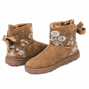 Cizme Fioris Bej - Cizme tip UGG din piele ecologică întoarsă cu interior îmblănit, model cu decor floral şi ştrasuri - Deppo.ro