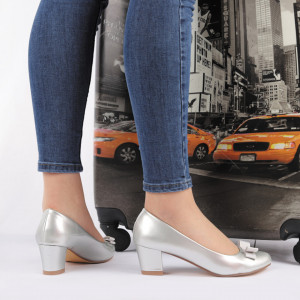 Pantofi Amber Silver Cod 2209 Arginti - Pantofi pentru dame din piele ecologică ,lăcuiți
Model decorativ cu fundiță în partea din față - Deppo.ro