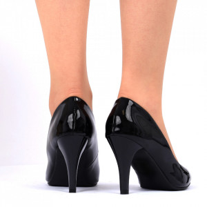 Pantofi Cu Toc Cod 9008 Negri - Pantofi cu toc din piele ecologică lăcuită
Fii în pas cu moda şi străluceşte la următoarea petrecere. - Deppo.ro