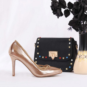 Pantofi Cu Toc cod CL42 Champagne - Pantofi cu toc din piele ecologică cu un design unic.
Fii în pas cu moda şi străluceşte la următoarea petrecere. - Deppo.ro