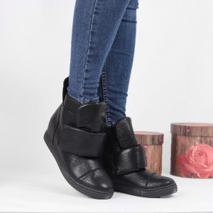 Pantofi Sport Cod 646 - Pantofi sport din piele ecologică cu platformă
Închidere prin scai
Foarte comfortabili - Deppo.ro