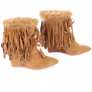 Botine Abigayle Camel - Botine din piele ecologică întoarsă cu platformă și decorate cu franjuri si blăniță, botinele sunt ușor îmblănite la interior și foarte confortabile la purtare datorită calapodului comod - Deppo.ro