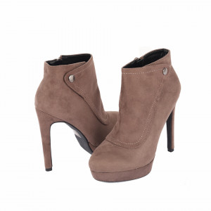 Botine Lindsay Camel - Botine din piele ecologică cu toc subțire de 12 cm, interior căptușit cu închidere cu fermoar pe lateral, de asemenea dispune și de un buton decorativ - Deppo.ro