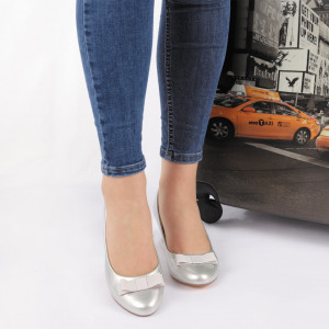 Pantofi Amber Silver Cod 2209 Arginti - Pantofi pentru dame din piele ecologică ,lăcuiți
Model decorativ cu fundiță în partea din față - Deppo.ro