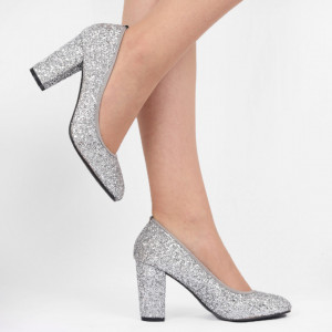 Pantofi cu toc cod 540414F Arginti - Pantofi din piele ecologică cu toc gros
Vârf rotund , foarte confortabili potriviți pentru birou sau evenimente speciale. - Deppo.ro