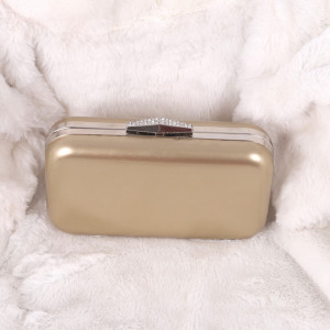 Poșetă Clara - Cumpără îmbrăcăminte, încălțăminte și accesorii de calitate cu un stil aparte mereu în ton cu moda, prețuri accesibile și reduceri reale, transport în toată țara cu plată la ramburs - Deppo.ro