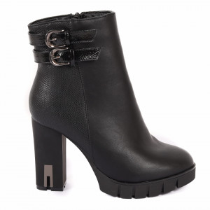 Botine Claire Negre - Botine din piele ecologică cu interior îmblănit şi închidere cu fermoar și curelușe cu cataramă, înălţimea tocului 10 cm iar a tălpii față 2cm - Deppo.ro