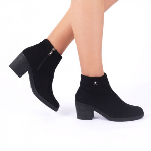 Botine Troia Negre - Botine din piele ecologică întoarsă cu interior ușor îmblănit cu închidere prin fermoar, toc de 7 cm - Deppo.ro