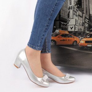 Pantofi Amber Silver Cod 2209 Arginti - Pantofi pentru dame din piele ecologică ,lăcuiți
Model decorativ cu fundiță în partea din față - Deppo.ro