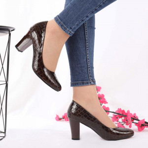 Pantofi Cu Toc cod VN51783 Coffee - Pantofi cu toc din piele ecologică lăcuită
Fii în pas cu moda şi străluceşte la următoarea petrecere. - Deppo.ro