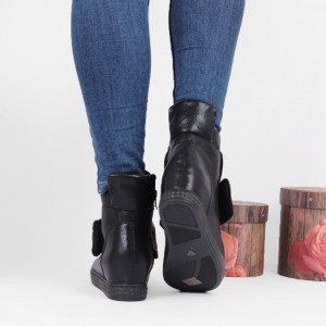 Pantofi Sport Cod 646 - Pantofi sport din piele ecologică cu platformă
Închidere prin scai
Foarte comfortabili - Deppo.ro