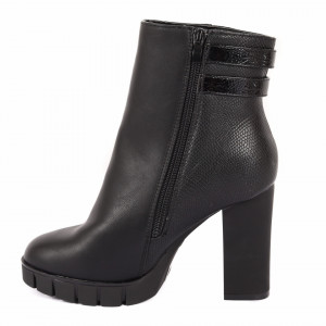 Botine Claire Negre - Botine din piele ecologică cu interior îmblănit şi închidere cu fermoar și curelușe cu cataramă, înălţimea tocului 10 cm iar a tălpii față 2cm - Deppo.ro
