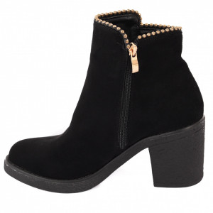 Botine Edith Negre - Botine negre din piele ecologica intoarsă, cu talpă și toc din cauciuc de 7cm, decorate cu un șir de perle metalice - Deppo.ro