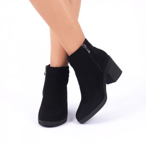 Botine Troia Negre - Botine din piele ecologică întoarsă cu interior ușor îmblănit cu închidere prin fermoar, toc de 7 cm - Deppo.ro