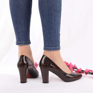 Pantofi Cu Toc cod VN51783 Coffee - Pantofi cu toc din piele ecologică lăcuită
Fii în pas cu moda şi străluceşte la următoarea petrecere. - Deppo.ro