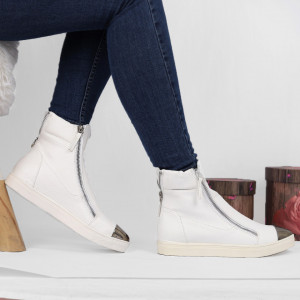 Pantofi Sport Cod 674 - Pantofi sport din piele ecologică
Vârf lăcuit
Închidere prin fermoar
Foarte comfortabili - Deppo.ro