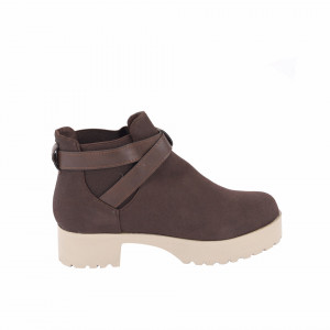 Botine cod 4B05541 Maro - Botine din piele ecologică întoarsă cu interior căptușit cu material elastic la gleznă și închidere cu curelușe - Deppo.ro