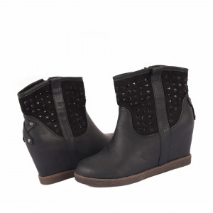 Botine cod 8587 Negre - Botine din piele ecologică întoarsă cu platformă și decorate cu franjuri si blăniță, botinele sunt ușor îmblănite la interior și foarte confortabile la purtare datorită calapodului comod - Deppo.ro