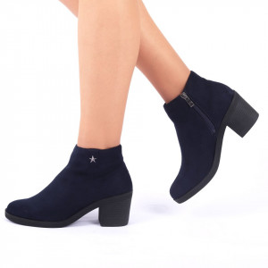 Botine Troia Bleumarin - Botine din piele ecologică întoarsă cu interior ușor îmblănit şi închidere prin fermoar, toc de 7 cm - Deppo.ro