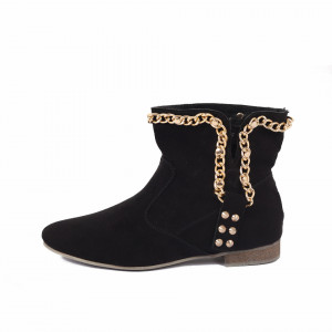 Botine cod 3B09012 Negre - Botine din piele ecologică întoarsă , cu un lanț decorativ și cu închidere cu fermoar pe lateral - Deppo.ro
