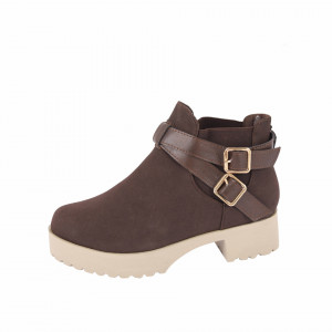 Botine cod 4B05541 Maro - Botine din piele ecologică întoarsă cu interior căptușit cu material elastic la gleznă și închidere cu curelușe - Deppo.ro