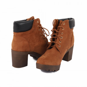 Botine cod G338 Camel - Botine din piele ecologică întoarsă , cu un lanț decorativ și cu închidere cu fermoar pe lateral - Deppo.ro