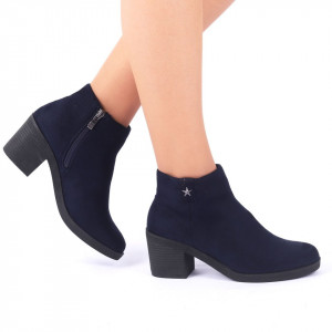 Botine Troia Bleumarin - Botine din piele ecologică întoarsă cu interior ușor îmblănit şi închidere prin fermoar, toc de 7 cm - Deppo.ro
