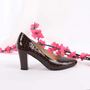 Pantofi Cu Toc cod VN51783 Coffee - Pantofi cu toc din piele ecologică lăcuită
Fii în pas cu moda şi străluceşte la următoarea petrecere. - Deppo.ro