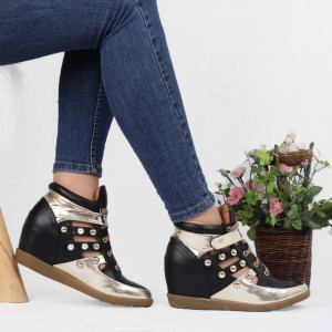 Pantofi Sport Cod 643 - Pantofi sport din piele ecologică lăcuită cu platformă
Închidere prin șiret și scai
Tip sanda
Foarte comfortabili - Deppo.ro