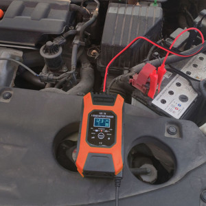 Redresor FOXSUR smart pentru baterii auto/moto, 12V 7A, controlat de microprocesor, cu afisaj electronic, functie Repair