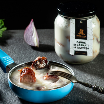Carne și cârnați la garniță