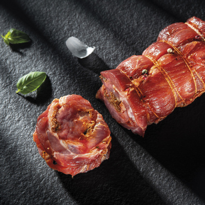 Ceafă de porc umplută cu roșii uscate