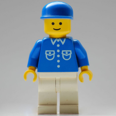but014G Man, blauw overhemd met zakken en knopen, blauwe cap met lange klep, witte benen gebruikt *0M0000