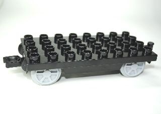 31300c03-11 DUPLO Wagonbasis 4x8 met gele wielen en haak zwart NIEUW *