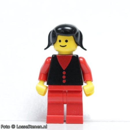 but004G Vrouw, zwart haar startjes, zwarte overgooier op rood hemd, rode benen. gebruikt *0M0000