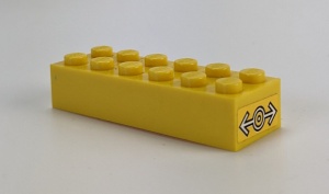 2456pb006-3G Steen 2x6 met treinlogo beide zijdes (Sticker) geel gebruikt *5V13-01