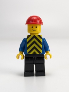 con013G Bouwvakker - met rode helm en geel vest met strepen gebruikt *0M0000