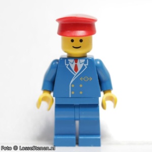 trn046G Spoorwegmedewerker, rode pet, blauwe jas met logo en blauwe broek gebruikt *0M0000